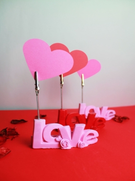 Pembe Love Yazılı Fotoğraf Tutucu Sevgiliye Not Tutucu Notluk
